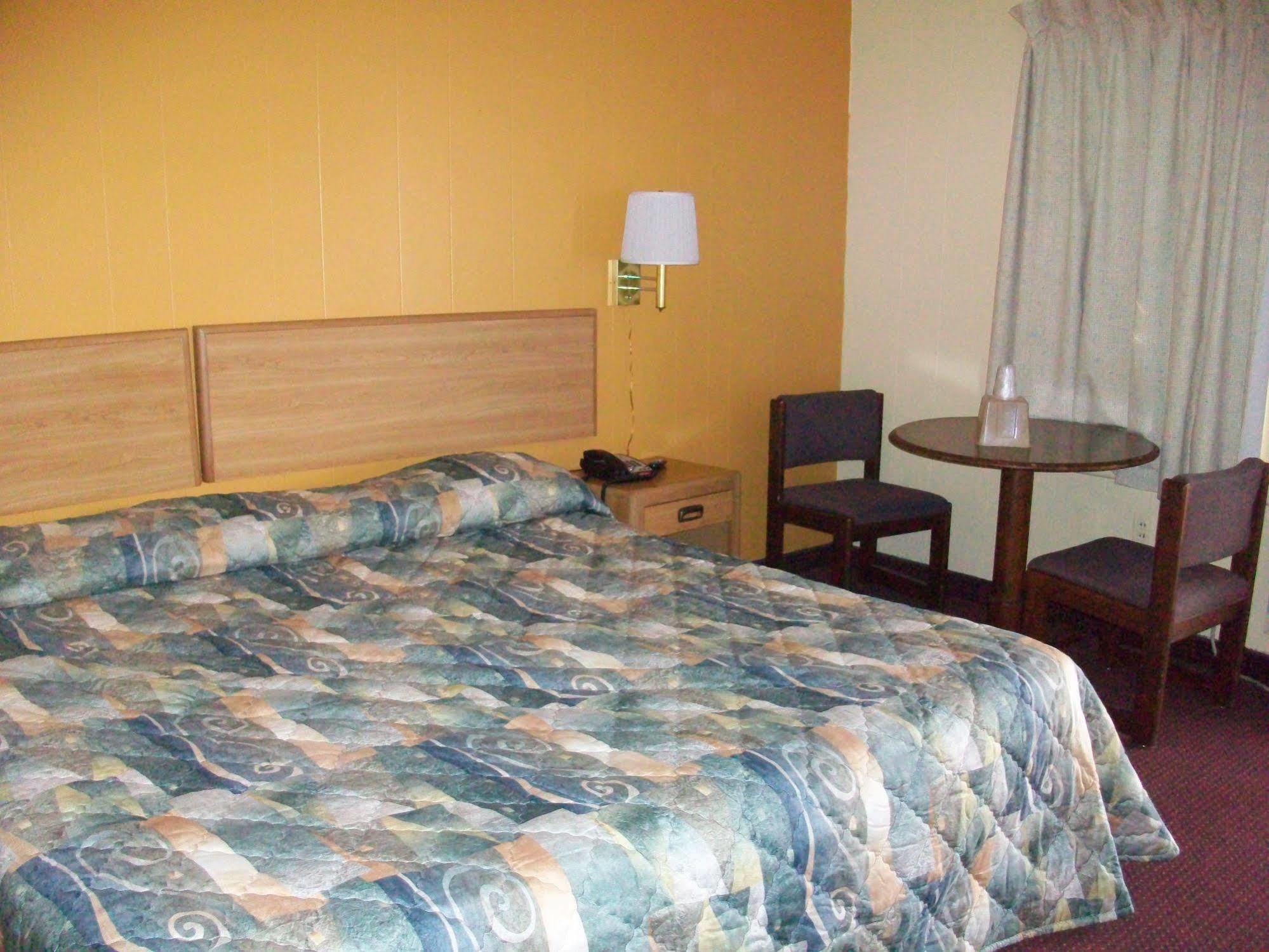 Skyland Inn - Bristol Hilander Park Екстериор снимка